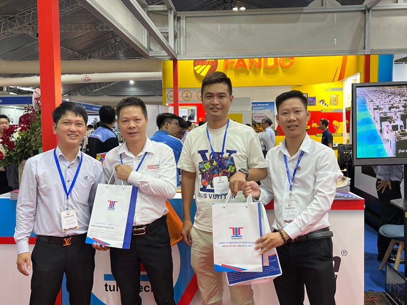 TULOCTECH dành tặng những phần quà hấp dẫn đến khách tham quan